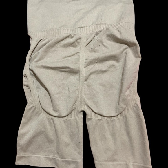 Set of 4 Beige Shapewear Tops and Bottoms - Picture 3 of 12